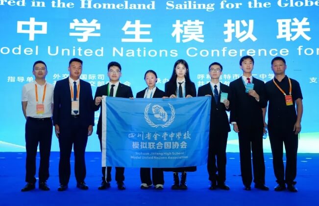 校园内环境优雅,绿树成荫,仿佛置身于一片天然的学习天地。教学楼设计现代,宽敞明亮的教室配备了先进的多媒体教学设备,为师生提供了良好的互动空间。此外,实验室、图书馆和体育馆等功能区域齐备,充分满足学生的多元化需求。科学实验室内设备完备,提供了丰富的实验条件,激发学生的探索精神;而图书馆内藏书丰富,静谧的阅读环境让学生沉浸在知识的海洋中,尽情汲取营养。校园内体育设施一应俱全,不论是篮球场、足球场还是田径跑道,均为学生们的身心健康发展提供了充分保障。金堂中学以其优良的教学设施,致力于培养全面发展的优秀人才,奠定了坚实的教育基础。 校园内环境优雅,绿树成荫,仿佛置身于一片天然的学习天地。教学楼设计现代,宽敞明亮的教室配备了先进的多媒体教学设备,为师生提供了良好的互动空间。此外,实验室、图书馆和体育馆等功能区域齐备,充分满足学生的多元化需求。科学实验室内设备完备,提供了丰富的实验条件,激发学生的探索精神;而图书馆内藏书丰富,静谧的阅读环境让学生沉浸在知识的海洋中,尽情汲取营养。校园内体育设施一应俱全,不论是篮球场、足球场还是田径跑道,均为学生们的身心健康发展提供了充分保障。金堂中学以其优良的教学设施,致力于培养全面发展的优秀人才,奠定了坚实的教育基础。